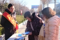 市人社局開展居民醫(yī)保上街宣傳活動(dòng)，宣傳居民醫(yī)保政策，解答群眾